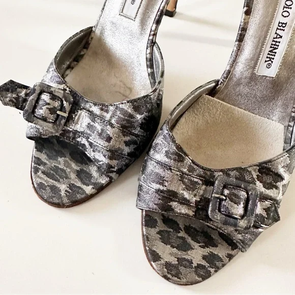 Manolo Blahnik Women’s 9 -39- Silver Cheetah Metallic Buckle D’orsay Heels - Picture 5 of 7